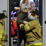 30.03.2022. Kielce. Przyjazd pociągu z Ukrainy z chorymi dziećmi / Wiktor Taszłow / Radio Kielce