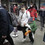 30.03.2022. Kielce. Przyjazd pociągu z Ukrainy z chorymi dziećmi / Wiktor Taszłow / Radio Kielce