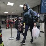 30.03.2022. Kielce. Przyjazd pociągu z Ukrainy z chorymi dziećmi / Wiktor Taszłow / Radio Kielce