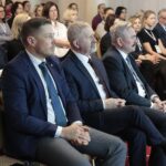 31,03,2022. Kielce. Warsztaty Doskonalenia Zawodowego eTwinning "Nowoczesna edukacja językowa". Na zdjęciu (od lewej): Marcin Chłodnicki - wiceprezydent Kielc, Kazimierz Mądzik - świętokrzyski kurator oświaty,