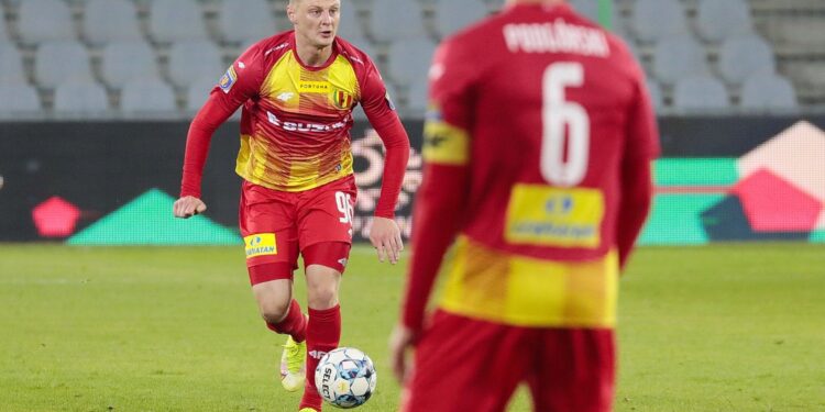 03.11.2021. Kielce. Mecz 1/16 finału Pucharu Polski: Korona Kielce - Stomil Olsztyn. Na zdjęciu: Przemysław Szarek / Wiktor Taszłow / Radio Kielce