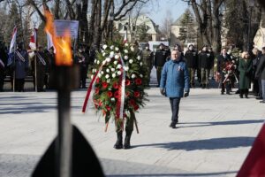 01.03.2022. Kielce. Narodowy Dzień Pamięci Żołnierzy Wyklętych. Uroczystości przed Pomnikiem Armii Krajowej. Na zdjęciu: Zbigniew Koniusz - wojewoda świętokrzyski / Wiktor Taszłow / Radio Kielce