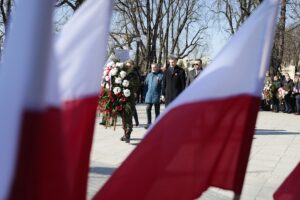 01.03.2022. Kielce. Narodowy Dzień Pamięci Żołnierzy Wyklętych. Uroczystości przed Pomnikiem Armii Krajowej. Na zdjęciu (od lewej): Zbigniew Koniusz - wojewoda świętokrzyski, Bogdan Wenta - prezydent Kielc, Tomasz Jamka - członek zarządu województwa / Wiktor Taszłow / Radio Kielce