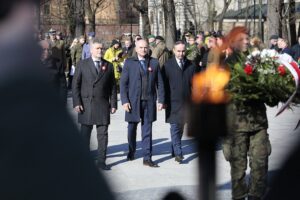 01.03.2022. Kielce. Narodowy Dzień Pamięci Żołnierzy Wyklętych. Uroczystości przed Pomnikiem Armii Krajowej. Na zdjęciu (od lewej): senator Krzysztof Słoń, Rafał Nowak - wicewojewoda świętokrzyski, Piotr Kisiel - radny Rady Masta Kielce / Wiktor Taszłow / Radio Kielce