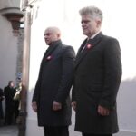 01.03.2022. Kielce. Narodowy Dzień Pamięci Żołnierzy Wyklętych. Uroczystości przed ścianą straceń w byłym więzieniu kieleckim. Na zdjęciu (od lewej): Rafał Nowak - wicewojewoda świętokrzyski, Krzysztof Słoń - senator / Wiktor Taszlow / Radio Kielce