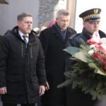 01.03.2022. Kielce. Narodowy Dzień Pamięci Żołnierzy Wyklętych. Uroczystości przed ścianą straceń w byłym więzieniu kieleckim. Na zdjęciu (od lewej): Jarosław Karyś - przewodniczący Rady Miasta Kielce, Bogdan Wenta - prezydent Kielc / Wiktor Taszłow / Radio Kielce