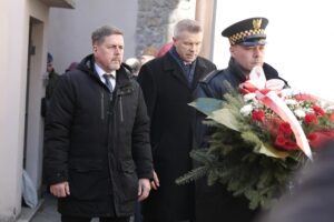 01.03.2022. Kielce. Narodowy Dzień Pamięci Żołnierzy Wyklętych. Uroczystości przed ścianą straceń w byłym więzieniu kieleckim. Na zdjęciu (od lewej): Jarosław Karyś - przewodniczący Rady Miasta Kielce, Bogdan Wenta - prezydent Kielc / Wiktor Taszłow / Radio Kielce