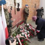 01.03.2022. Kielce. Narodowy Dzień Pamięci Żołnierzy Wyklętych. Uroczystości przed ścianą straceń w byłym więzieniu kieleckim / Wiktor Taszłow / Radio Kielce