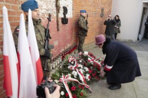 01.03.2022. Kielce. Narodowy Dzień Pamięci Żołnierzy Wyklętych. Uroczystości przed ścianą straceń w byłym więzieniu kieleckim / Wiktor Taszłow / Radio Kielce