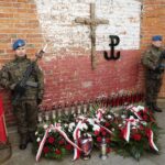 01.03.2022. Kielce. Narodowy Dzień Pamięci Żołnierzy Wyklętych. Uroczystości przed ścianą straceń w byłym więzieniu kieleckim / Wiktor Taszłow / Radio Kielce