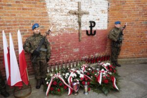 01.03.2022. Kielce. Narodowy Dzień Pamięci Żołnierzy Wyklętych. Uroczystości przed ścianą straceń w byłym więzieniu kieleckim / Wiktor Taszłow / Radio Kielce