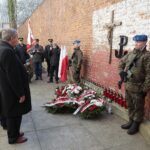 01.03.2022. Kielce. Narodowy Dzień Pamięci Żołnierzy Wyklętych. Uroczystości przed ścianą straceń w byłym więzieniu kieleckim / Wiktor Taszłow / Radio Kielce