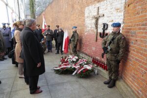 01.03.2022. Kielce. Narodowy Dzień Pamięci Żołnierzy Wyklętych. Uroczystości przed ścianą straceń w byłym więzieniu kieleckim / Wiktor Taszłow / Radio Kielce