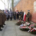 01.03.2022. Kielce. Narodowy Dzień Pamięci Żołnierzy Wyklętych. Uroczystości przed ścianą straceń w byłym więzieniu kieleckim / Wiktor Taszłow / Radio Kielce