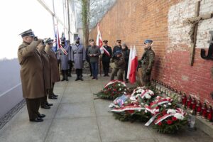 01.03.2022. Kielce. Narodowy Dzień Pamięci Żołnierzy Wyklętych. Uroczystości przed ścianą straceń w byłym więzieniu kieleckim / Wiktor Taszłow / Radio Kielce