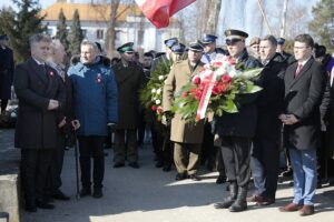 01.03.2022. Kielce. Narodowy Dzień Pamięci Żołnierzy Wyklętych. Uroczystości na cmentarzu Kielce-Piaski. Na zdjęciu (od lewej): Krzysztof Sloń - senator, Zbigniew Koniusz - wojewoda świętokrzyski / Wiktor Taszłow / Radio Kielce