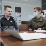 02.03.2022. Kielce. WOT zachęca studentów Politechniki do wstąpienia w szeregi 10. Świętokrzyskiej Brygady OT. Na zdjęciu (od lewej): Radosław Szyszka, st. szer. Ewelina Radłowska / Wiktor Taszłow / Radio Kielce