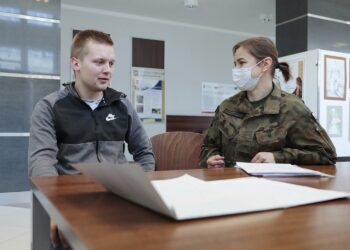 02.03.2022. Kielce. WOT zachęca studentów Politechniki do wstąpienia w szeregi 10. Świętokrzyskiej Brygady OT. Na zdjęciu (od lewej): Radosław Szyszka, st. szer. Ewelina Radłowska / Wiktor Taszłow / Radio Kielce