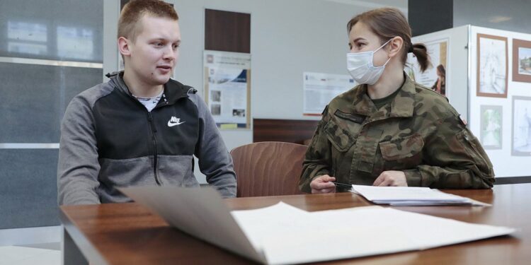 02.03.2022. Kielce. WOT zachęca studentów Politechniki do wstąpienia w szeregi 10. Świętokrzyskiej Brygady OT. Na zdjęciu (od lewej): Radosław Szyszka, st. szer. Ewelina Radłowska / Wiktor Taszłow / Radio Kielce