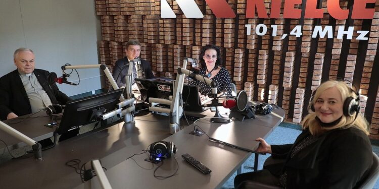 02.03.2022. Radio Kielce. Punkty Widzenia. Na zdjęciu (od lewej): ks. Stanisław Słowik - dyrektor Caritas Diecezji Kieleckiej, Andrzej Pruś - przewodniczący sejmiku województwa, Magdalena Sitek - Radio Kielce, Lidia Świeboda-Toborek - psycholog / Wiktor Taszłow / Radio Kielce