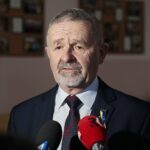 03.03.2022. Mąchocice-Scholesteria. Dzieci z Ukrainy w Szkole Podstawowej w Mąchocicach-Scholesterii. Na zdjęciu: Kazimierz Mądzik - świętokrzyski kurator oświaty / Wiktor Taszłow / Radio Kielce