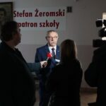 03.03.2022. Mąchocice-Scholesteria. Dzieci z Ukrainy w Szkole Podstawowej w Mąchocicach-Scholesterii. Na zdjęciu: Tomasz Lato - wójt gminy Masłów / Wiktor Taszłow / Radio Kielce