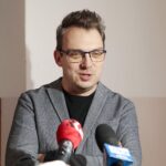 03.03.2022. Mąchocice-Scholesteria. Dzieci z Ukrainy w Szkole Podstawowej w Mąchocicach-Scholesterii. Na zdjęciu: Wojciech Purtak - dyrektor Centrum Edukacji i Kultury „Szklany Dom” / Wiktor Taszłow / Radio Kielce
