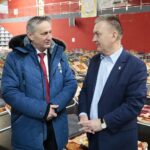 07.03.2022. Chęciny. Punkt recepcyjny w hali widowiskowo-sportowej. Na zdjęciu (od lewej): Zbigniew Koniusz - wojewoda świętokrzyskie, Robert Jaworski - burmistrz Chęcin / Wiktor Taszłow / Radio Kielce