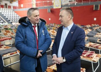 07.03.2022. Chęciny. Punkt recepcyjny w hali widowiskowo-sportowej. Na zdjęciu (od lewej): Zbigniew Koniusz - wojewoda świętokrzyskie, Robert Jaworski - burmistrz Chęcin / Wiktor Taszłow / Radio Kielce