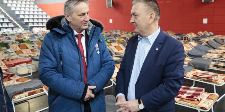 07.03.2022. Chęciny. Punkt recepcyjny w hali widowiskowo-sportowej. Na zdjęciu (od lewej): Zbigniew Koniusz - wojewoda świętokrzyskie, Robert Jaworski - burmistrz Chęcin / Wiktor Taszłow / Radio Kielce