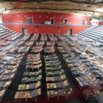 07.03.2022. Chęciny. Punkt recepcyjny w hali widowiskowo-sportowej / Wiktor Taszłow / Radio Kielce