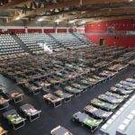 07.03.2022. Chęciny. Punkt recepcyjny w hali widowiskowo-sportowej / Wiktor Taszłow / Radio Kielce