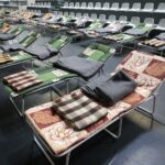 07.03.2022. Chęciny. Punkt recepcyjny w hali widowiskowo-sportowej / Wiktor Taszłow / Radio Kielce