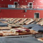 07.03.2022. Chęciny. Punkt recepcyjny w hali widowiskowo-sportowej / Wiktor Taszłow / Radio Kielce