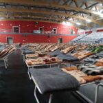 07.03.2022. Chęciny. Punkt recepcyjny w hali widowiskowo-sportowej / Wiktor Taszłow / Radio Kielce