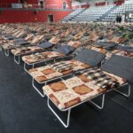 07.03.2022. Chęciny. Punkt recepcyjny w hali widowiskowo-sportowej / Wiktor Taszłow / Radio Kielce