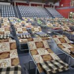 07.03.2022. Chęciny. Punkt recepcyjny w hali widowiskowo-sportowej / Wiktor Taszłow / Radio Kielce