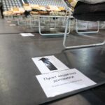 07.03.2022. Chęciny. Punkt recepcyjny w hali widowiskowo-sportowej / Wiktor Taszłow / Radio Kielce