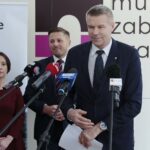 08.03.2022. Kielce. Konferencja, Kielce powalczą o tytuł Europejskiej Stolicy Kultury w 2029 roku. Na zdjęciu (od lewej): Małgorzata Rudnicka - pełniąca obowiązki dyrektora Departamentu Kultury i Dziedzictwa Narodowego w Świętokrzyskim Urzędzie Marszałkowskim, Marcin Chłodnicki - wiceprezydent Kielc, Bogdan Wenta - prezydent Kielc / Wiktor Taszłow / Radio Kielce