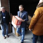 09.03.2022. Kielce. Pakowanie darów przez Starostwo Powiatowe w Kielcach. Na zdjęciu (w środku): Mirosław Gębski - starosta kielecki / Wiktor Taszłow / Radio Kielce