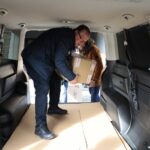 09.03.2022. Kielce. Pakowanie darów przez Starostwo Powiatowe w Kielcach. Na zdjęciu: Wiesław Pióro - pełnomocnik ds. ochrony informacji niejawnych w Starostwie Powiatowym w Kielcach / Wiktor Taszłow / Radio Kielce