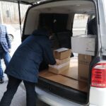 09.03.2022. Kielce. Pakowanie darów przez Starostwo Powiatowe w Kielcach. Na zdjęciu (po lewej): Mirosław Gębski - starosta kielecki / Wiktor Taszłow / Radio Kielce