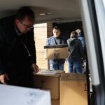 09.03.2022. Kielce. Pakowanie darów przez Starostwo Powiatowe w Kielcach. Na zdjęciu (od lewej): Wiesław Pióro - pełnomocnik ds. ochrony informacji niejawnych w Starostwie Powiatowym w Kielcach i Mirosław Gębski - starosta kielecki / Wiktor Taszłow / Radio Kielce