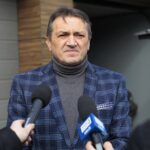 09.03.2022. Kielce. Pakowanie darów przez Starostwo Powiatowe w Kielcach. Na zdjęciu: Mirosław Gębski - starosta kielecki / Wiktor Taszłow / Radio Kielce