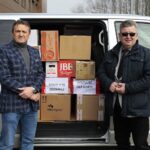 09.03.2022. Kielce. Pakowanie darów przez Starostwo Powiatowe w Kielcach. Na zdjęciu (od lewej): Mirosław Gębski - starosta kielecki i Tomasz Pleban - wicestarosta kielecki / Wiktor Taszłow / Radio Kielce