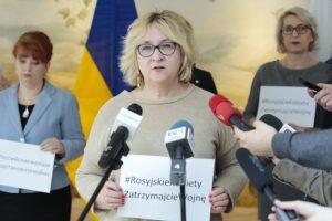 09.03.2022. Kielce. Mieszkanki województwa świętokrzyskiego wyrażają sprzeciw wobec rosyjskiej agresji na Ukrainie. Na zdjęciu: dr Urszula Oettingen / Wiktor Taszłow / Radio Kielce