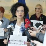 09.03.2022. Kielce. Mieszkanki województwa świętokrzyskiego wyrażają sprzeciw wobec rosyjskiej agresji na Ukrainie. Na zdjęciu: Lucyna Gozdek / Wiktor Taszłow / Radio Kielce