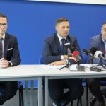 09.03.2022. Kielce. Konferencja na temat planów edukacyjnych Kielc. Na zdjęciu (od lewej): Tomasz Porębski - rzecznik UM Kielce, Marcin Chłodnicki - zastępca prezydenta Kielc, Piotr Łojek - dyrektor Wydziału Edukacji, Kultury i Sportu w Urzędzie Miasta Kielce / Wiktor Taszłow / Radio Kielce