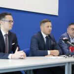 09.03.2022. Kielce. Konferencja na temat planów edukacyjnych Kielc. Na zdjęciu (od lewej):Tomasz Porębski - rzecznik UM Kielce, Marcin Chłodnicki - zastępca prezydenta Kielc, Piotr Łojek - dyrektor Wydziału Edukacji, Kultury i Sportu w Urzędzie Miasta Kielce / Wiktor Taszłow / Radio Kielce