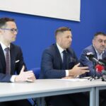 09.03.2022. Kielce. Konferencja na temat planów edukacyjnych Kielc. Na zdjęciu (od lewej): Tomasz Porębski - rzecznik UM Kielce, Marcin Chłodnicki - zastępca prezydenta Kielc, Piotr Łojek - dyrektor Wydziału Edukacji, Kultury i Sportu w Urzędzie Miasta Kielce / Wiktor Taszłow / Radio Kielce